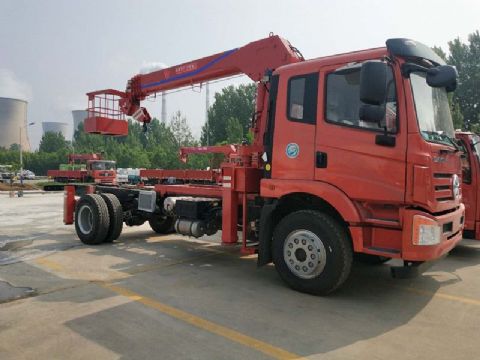 點擊查看詳細(xì)信息<br>標(biāo)題：6.3噸大運隨車吊 閱讀次數(shù)：1823